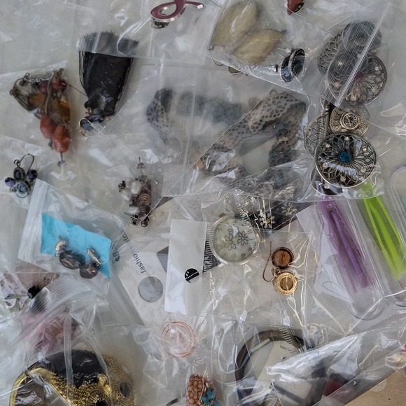 28+ Pieces Assorted Wearable Jewelry - Picture 3 of 4